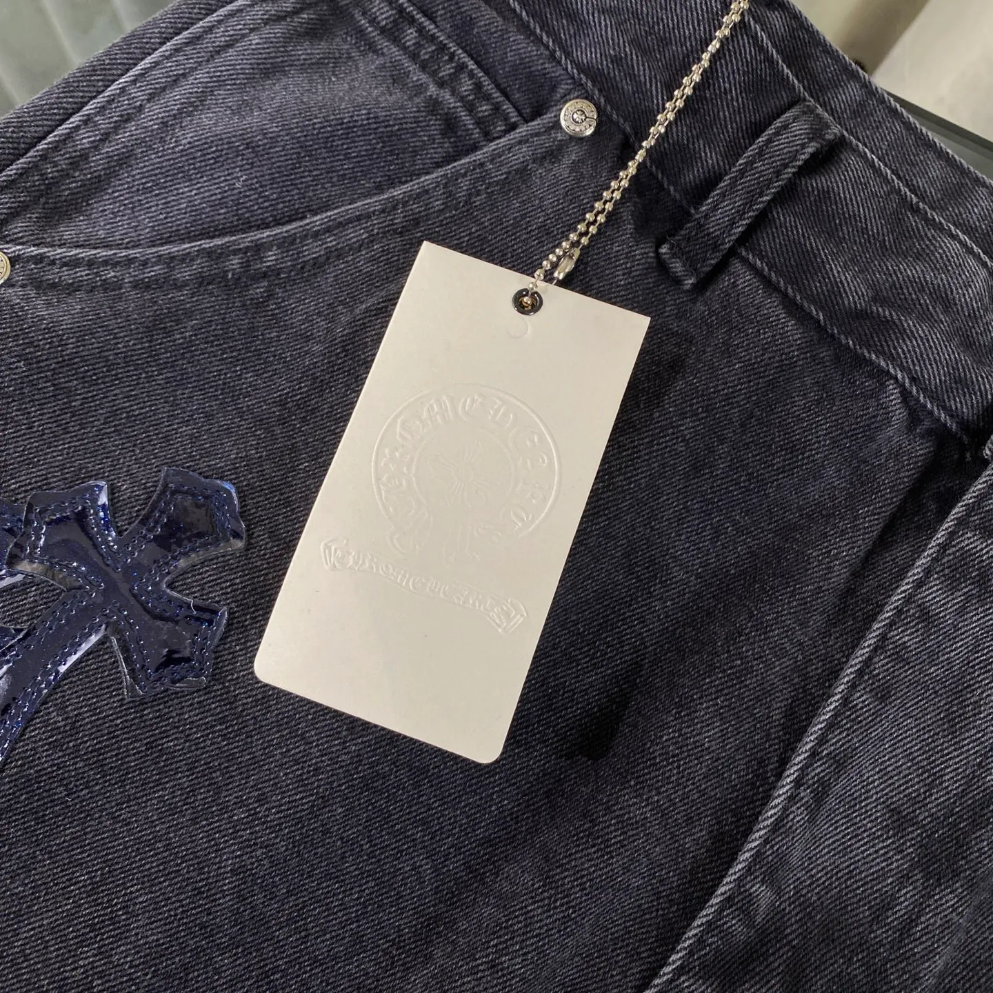 P270 CH Chromehearts limited edition work jeans denim logging pants, cabinet price 34W level, patchwork cross pattern embellishment, washed jeans! ! An absolutely high-end luxury product, a 1.9W-level god-level single product, a super popular product, made by top heavy industry, a magic weapon that cannot be missed! [About Zangyin] This is an extremely luxurious fashion brand that can also be called the aristocracy of the high street. It has always been an exclusive brand for some hipsters or rich second generations. Compared with ordinary high streets, it is more luxurious and noble. Compared with luxury brands, it is more fashionable and individual. It has always been a brand that I have a special liking for. [Top heavy industry fashion design] Consistently high-street luxury style. Speaking of this style, the Zangyin family and GU family are definitely the leading representative brands. Especially the Zangyin family has really achieved a state-of-the-art effect in creating high-street style. The unique washed material is used to create this style. The color system is already quite eye-catching. After it is decorated with patchwork cross flowers, it cleverly highlights the charm of the brand. Secondly, this style uses classic The high-waist cutting design highlights the long legs and fashionable temperament of the upper body. The brand is highly recognizable and the slim fit configuration is more suitable for daily wear. It is a product that interprets personality, fashion, and specifications at a glance. This single product is enough to make any fan excited. It can be a white T-shirt for a youthful college style, or a tight suspender for a royal style. It has strong matching ability and can be easily controlled by men.  [Materials and craftsmanship] Needless to say, this point goes without saying. As an excellent craftsman brand, Zangyin’s requirements for details and craftsmanship are really perfect. The washed color of this model has gone through so many processes, not to mention the embellishment of denim appliques. It is also purely hand-made and sewn. Just like what they believe in, only hand-made things have soul and have the meaning of wear. A top-notch heavy-duty fashionable denim item, I look forward to your perfect interpretation! !  Color: black gray Size: 28-34